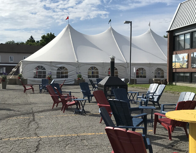 Conférence sous le chapiteau